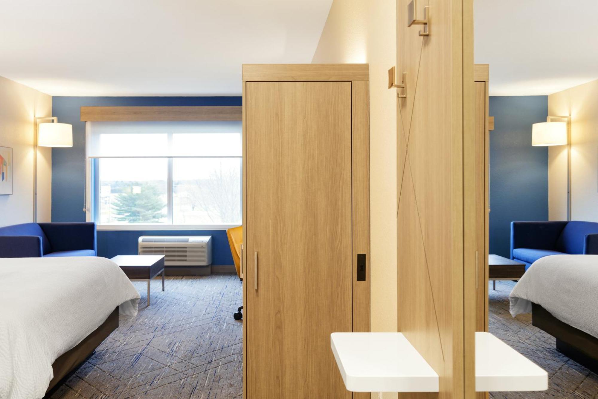 Holiday Inn Express Newton By Ihg Exterior photo